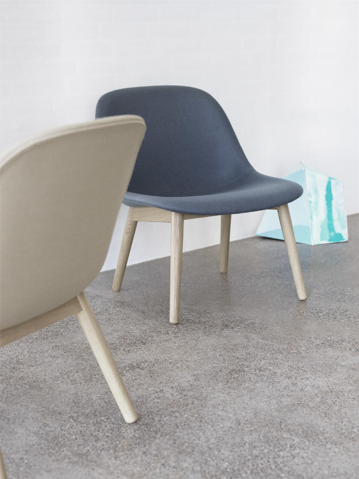 Fiber Lounge Chair, wood base, grau