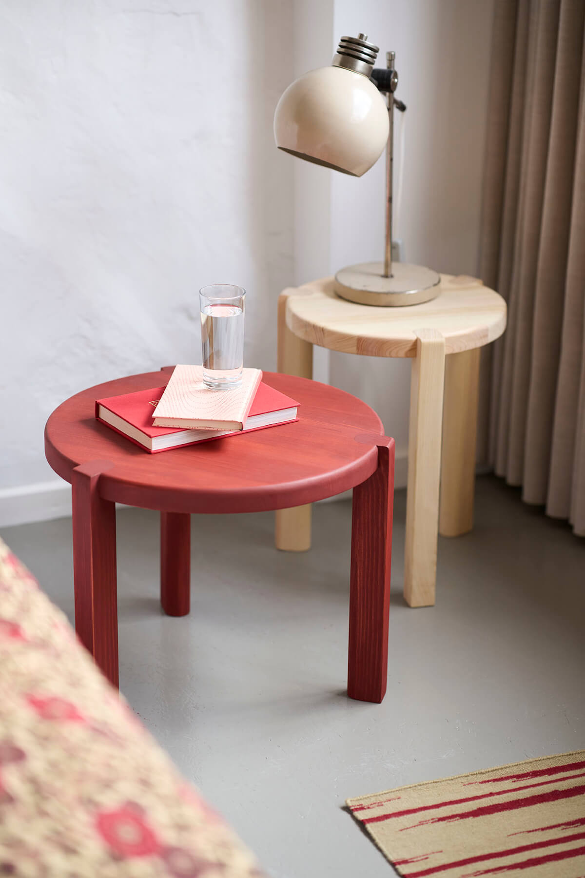 D108 Ragnesminde Couchtisch, carmine red